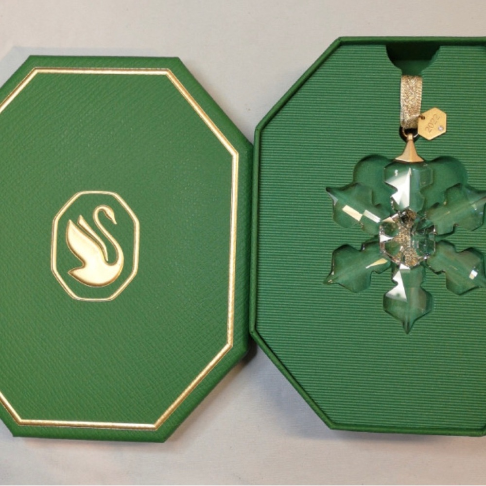 Swarovski Crystal 2022 Annual Edition Snowflake / Star Christmas Ornament